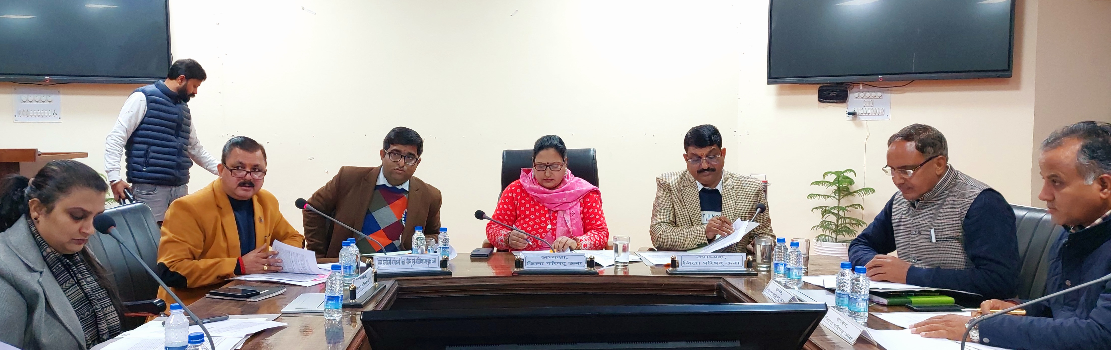 अधिकारी जिला परिषद की बैठक में लिए गए निर्णयों को गंभीरता से लें - एडीसी ऊना